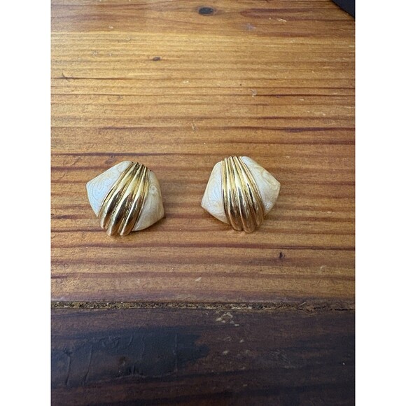 Avon Enamel Stud Gold Tone Earrings Beige Shell - Picture 1 of 8